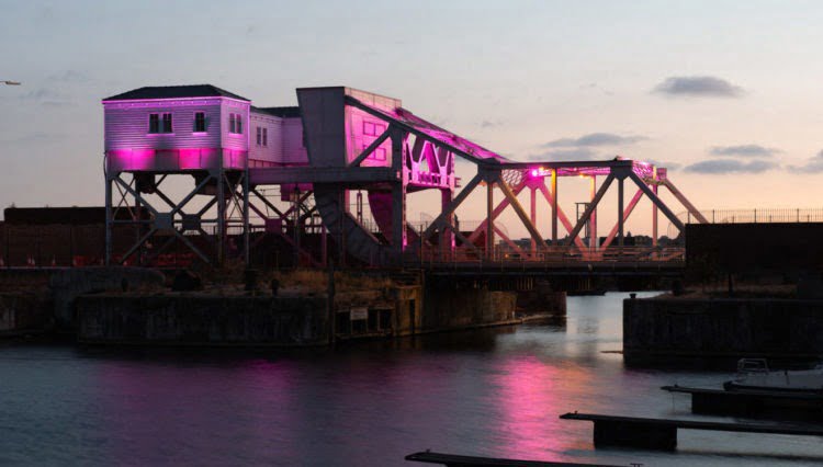 Bascule-bridge-in-pink-e1531501562922